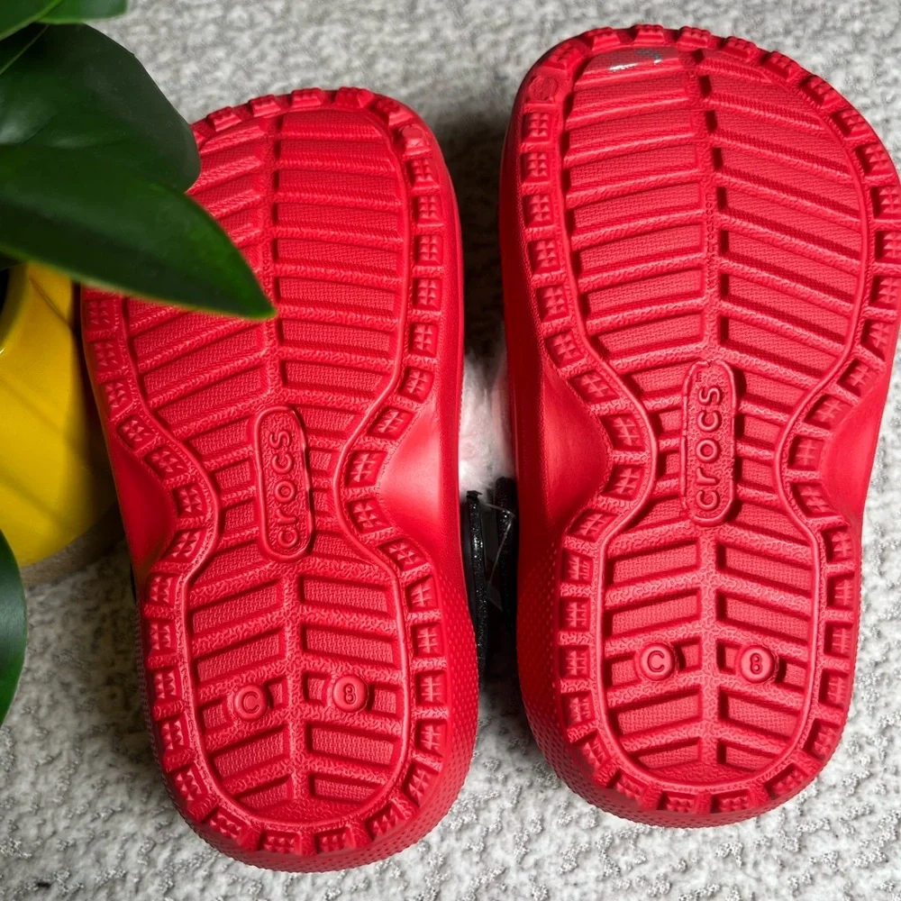 NWT Crocs Kids C8 Classic Lined Holiday Santa Clog Red & White Buckle Back Strap